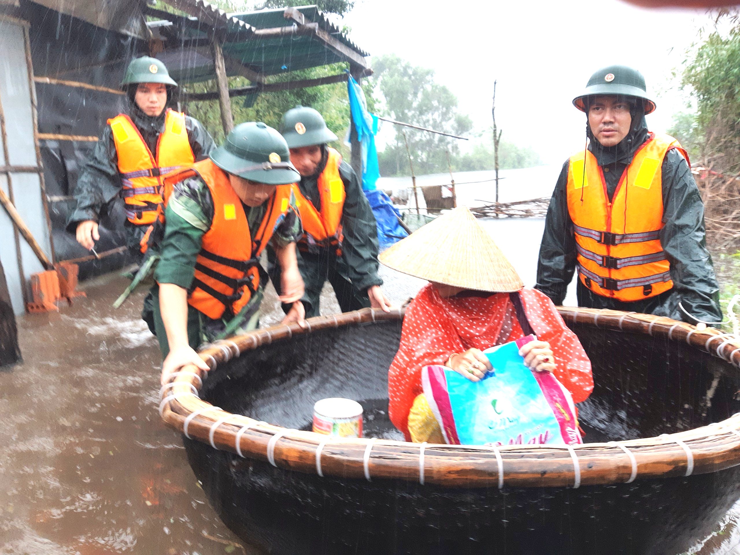Lực lượng vũ trang Quân khu 4 tập trung ứng phó với lũ lụt và cứu trợ nhân dân tại Thừa Thiên-Huế